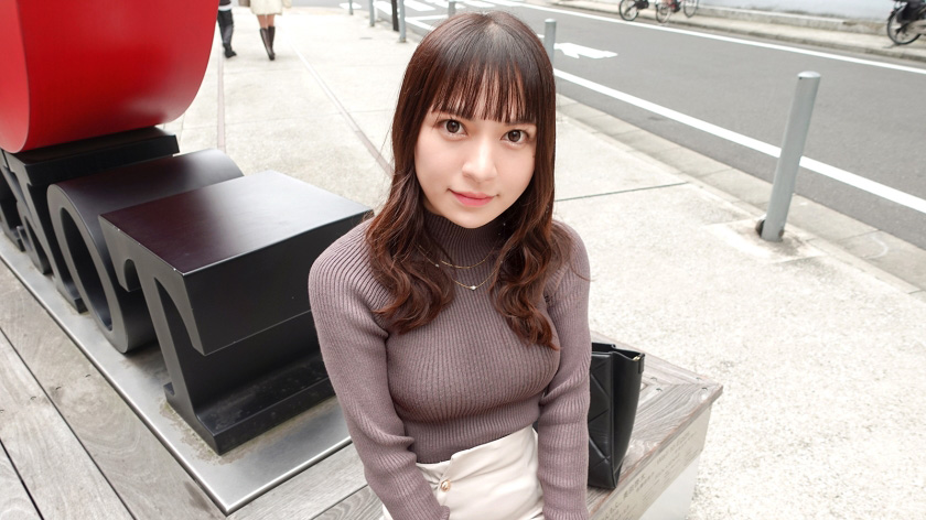 目が大きくハーフっぽい綺麗な顔の美女!
